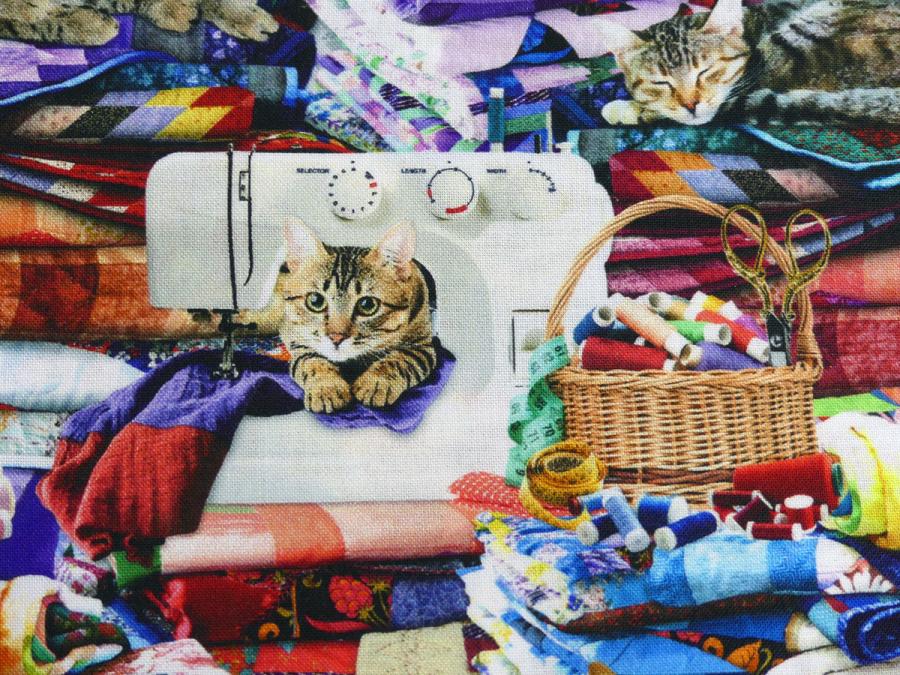 Patchwork Stoff Katze mit Nähkorb von Timeless Treasures